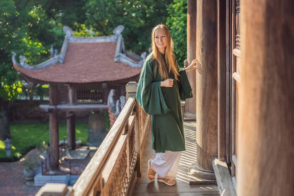 Woman tourist in national vietnamese dress in Temple of Literature in Hanoi in Southeast Asia, Vietnam. Vietnam reopens after coronavirus quarantine COVID 19 — Stock Photo, Image