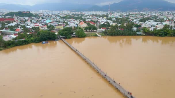Замедленная съемка деревянного моста через реку в Азии на мотоциклах. Концепция опасных транспортных сооружений — стоковое видео