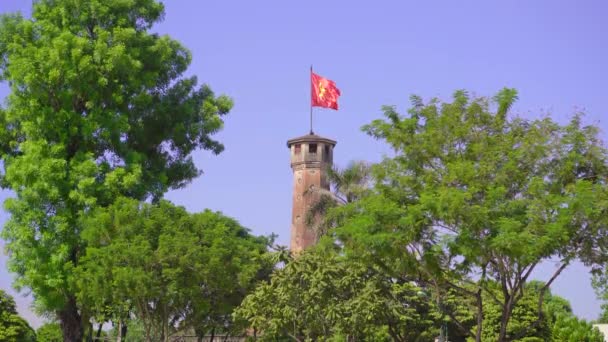 Grote Vietnamese vlag wapperend op de top van een toren op het grondgebied van het Museum van Oorlog in Hanoi. Vietnams oorlog voor onafhankelijkheid. Reis naar Vietnam concept — Stockvideo