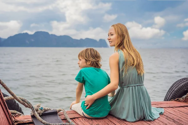 Maminka a syn cestují lodí do Halong Bay. Vietnam. Cestování do Asie, emoce štěstí, letní prázdniny. Cestování s dětskou koncepcí. Po COVID19. Malebná mořská krajina — Stock fotografie