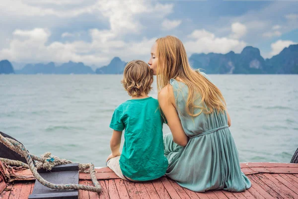 Мама з сином подорожують човном у бухті Хей-Бей. В'єтнам. Подорож в Азію, емоції щастя, літнє свято. Подорожі з дитячою концепцією. Після COVID 19. мальовничий морський пейзаж. — стокове фото