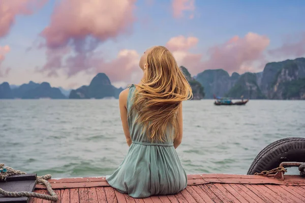 Vonzó nő egy ruhát utazik hajóval Halong Bay. Vietnámban. Utazás Ázsiába, boldogság érzelem, nyaralás koncepció. Festői tengeri táj. Ha Long Bay, Vietnam — Stock Fotó