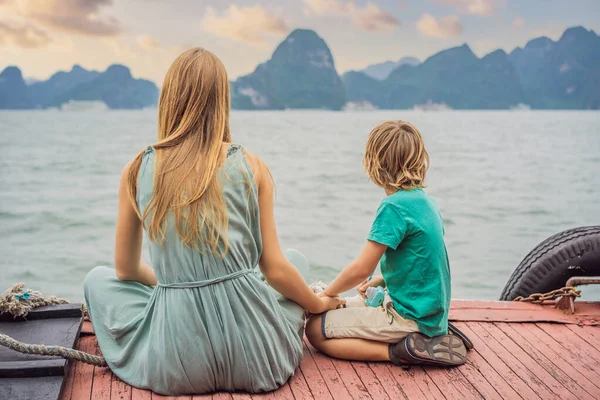 Mom and son travelers is traveling by boat in Halong Bay. Vietnam. Travel to Asia, happiness emotion, summer holiday concept. Traveling with children concept. After COVID 19. Picturesque sea landscape — Stock Photo, Image