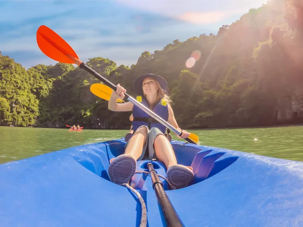 Maman, papa et fils voyageurs ramant sur un kayak dans la baie d'Halong. Vietnam. Voyage en Asie, émotion de bonheur, concept de vacances d'été. Voyager avec des enfants concept. Après la COVID 19. Mer pittoresque — Photo