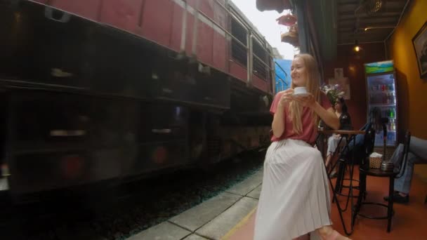 22.10.2020 - HANOI, VIETNAM: Slow-motion shot of a young woman traveler explores the area of the Hanoi city where railway paths go through a residential area. Hanoi Train Street is a famous tourist — Stock Video