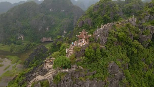 Letecký snímek malého chrámu a draka na vrcholu mramorové hory, hory Mua Jeskyně, v Ninh Binh, turistické destinace v severním Vietnamu. Cestování do Vietnamu. — Stock video