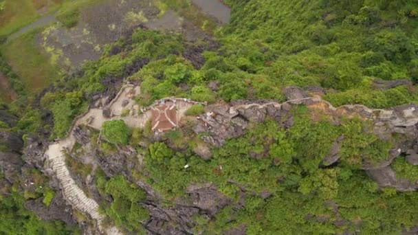 Letecký snímek malého chrámu a draka na vrcholu mramorové hory, hory Mua Jeskyně, v Ninh Binh, turistické destinace v severním Vietnamu. Cestování do Vietnamu. — Stock video