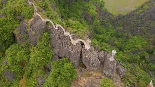Flygfoto av det lilla templet och en drake på toppen av marmor berget, Mua Cave berget, i Ninh Binh, ett turistmål i norra Vietnam. Resor till Vietnam konceptet. — Stockvideo