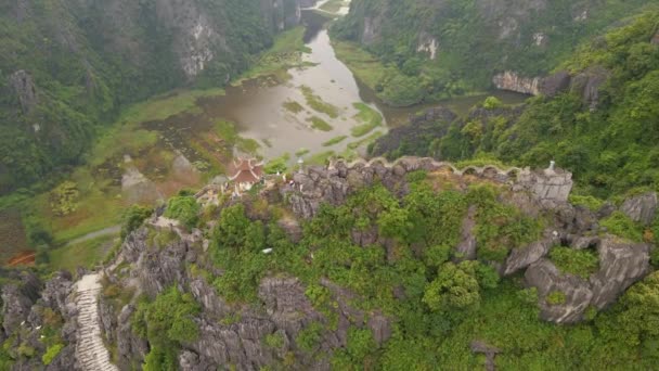 小さな寺院と大理石の山の上に龍の空中ショット,ミュア洞窟の山,ニンビンで,ベトナム北部の観光地.ベトナムの概念への旅行. — ストック動画