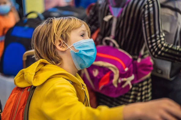 Niño viajero con máscara facial médica para proteger el coronavirus en el aeropuerto — Foto de Stock