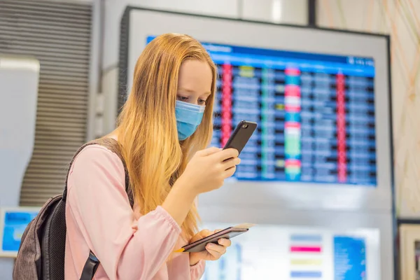 Женщина-путешественница в медицинской маске для защиты коронавируса в аэропорту — стоковое фото