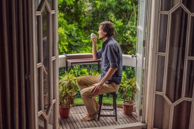 Adam miras tarzı bir balkonda sabah kahvesinin tadını çıkarıyor. Avrupa ya da Asya 'da bir otelde turizm salgınından kurtulan bir adam. Aşılar sayesinde turizm düzeldi. Kadın