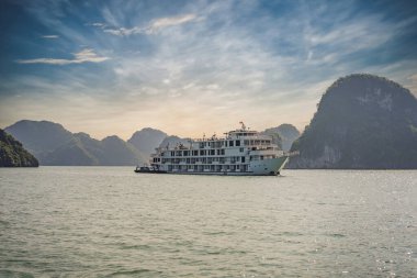 Halong Körfezi, Vietnam 'daki gemi ve adaları dolaşın.