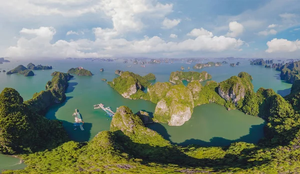 Vista aérea del pueblo pesquero flotante y la isla de roca, Bahía de Halong, Vietnam, Sudeste Asiático. UNESCO Patrimonio de la Humanidad. Crucero en bote basura a Ha Long Bay. Monumento popular de Vietnam —  Fotos de Stock