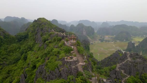 Letecký snímek malého chrámu a draka na vrcholu mramorové hory, hory Mua Jeskyně, v Ninh Binh, turistické destinace v severním Vietnamu. Cestování do Vietnamu. — Stock video