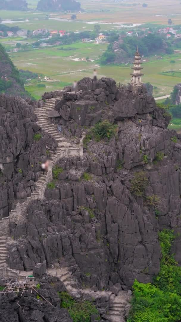 垂直录像。位于越南北部旅游胜地宁滨的一座位于大理石山上的寺庙，位于Mua Cave山综合体之上。前往越南的旅行概念 — 图库视频影像