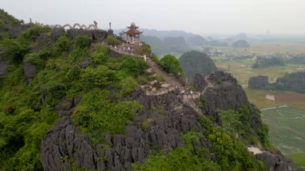 2020年10月26日- -越南宁边：在越南北部的旅游目的地宁边穆阿洞山大理石山顶上的龙纪念碑前，空中射杀了一名游客。旅行前往： — 图库视频影像
