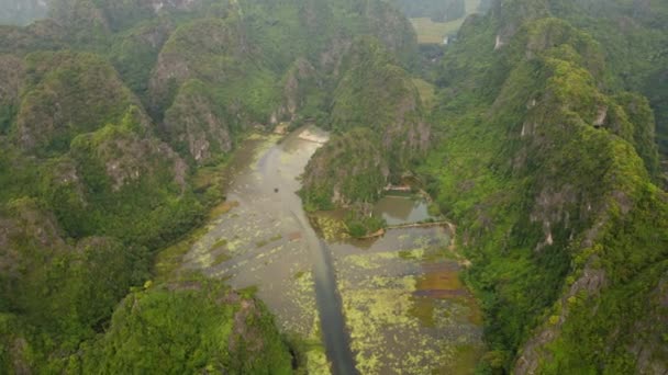 在越南北部著名的旅游胜地宁滨地区，空中拍摄美丽的石灰岩山，山口由一条小河雕刻而成。前往越南的旅行概念 — 图库视频影像