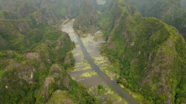 在越南北部著名的旅游胜地宁滨地区，空中拍摄美丽的石灰岩山，山口由一条小河雕刻而成。前往越南的旅行概念 — 图库视频影像