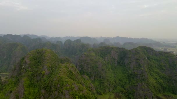 在越南北部著名的旅游胜地宁滨地区，空中拍摄美丽的石灰岩山，山口由一条小河雕刻而成。前往越南的旅行概念 — 图库视频影像