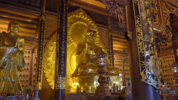 Un cliché à la main de la statue de Bouddha assise en or dans la pagode Bai Dinh dans le plus grand complexe du temple de Ninh Binh Vietnam. Voyage au Vietnam concept — Video