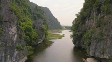 Kuzey Vietnam 'da ünlü bir turizm merkezi olan Ninh Binh bölgesinde nehir tarafından oyulmuş güzel kireçtaşı dağlarının hava görüntüleri. Vietnam 'a seyahat