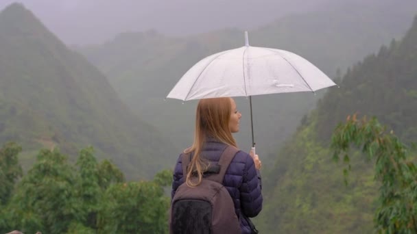 Una joven viajera disfruta de su tiempo en un valle Cat Cat. Sa Pa, Vietnam del Norte. Viajar a Vietnam concepto — Vídeos de Stock