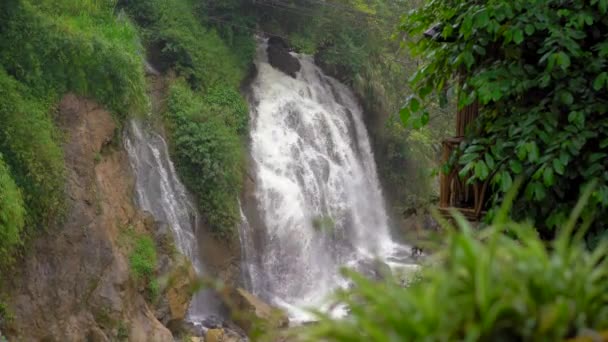 Vista em um vale com terraços de arroz e cachoeiras em Sa Pa, Vietnã do Norte. Viajar para Vietnã conceito — Vídeo de Stock