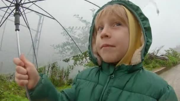 Liten pojke pratar med kameran, han gör sin vlog för sin kanal — Stockvideo