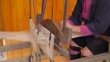 Siyah hmong kabilesinden bir kadın Cat Valley 'de geleneksel ahşap örgü makinesinde siyah kumaş örüyor. Sa Pa, Kuzey Vietnam. Vietnam 'a seyahat