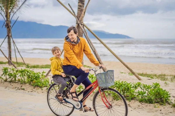 Otec se synem mají víkendový výlet na kole na letní den v krásné krajině — Stock fotografie