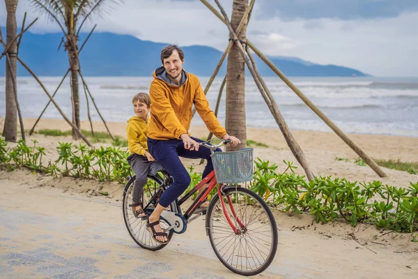Otec se synem mají víkendový výlet na kole na letní den v krásné krajině — Stock fotografie