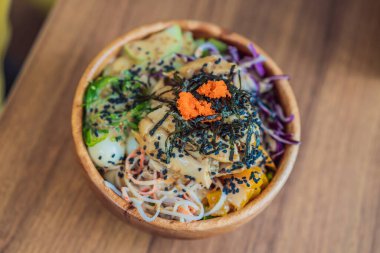 Çiğ Organik Poke Kasesi, yanında pilav ve sebzelerle masaya yakın çekim. Yukarıdan yatay görünüm