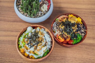 Çiğ Organik Poke Kasesi, yanında pilav ve sebzelerle masaya yakın çekim. Yukarıdan yatay görünüm