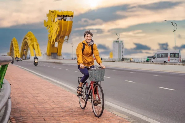 ダナンの龍橋を自転車で走る男 — ストック写真