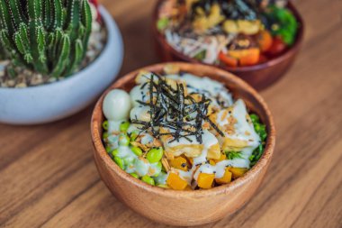 Çiğ Organik Poke Kasesi, yanında pilav ve sebzelerle masaya yakın çekim. Yukarıdan yatay görünüm