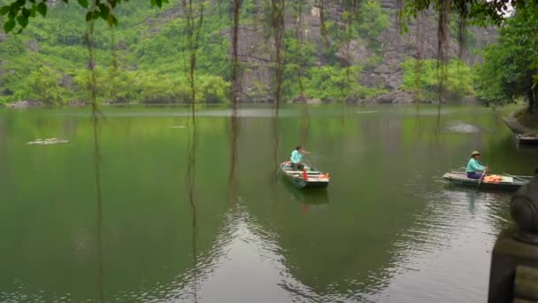 26.11.2020 - 베트남 NInh Binh. 베트남 북부에 있는 관광 목적지인 닌 빈의 석회암 언덕 사이로 흐르는 강을 따라 여행 가이드 — 비디오