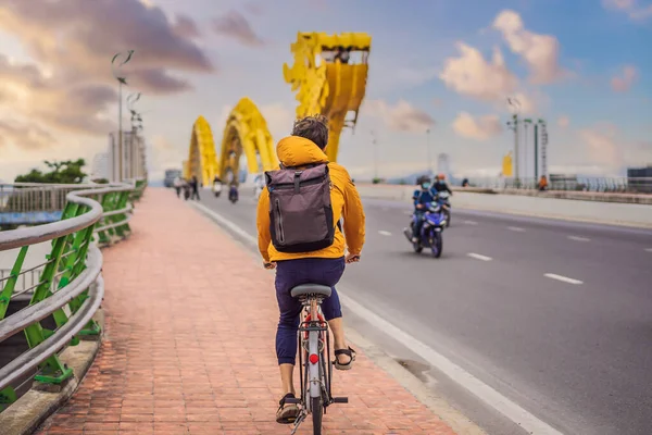 ダナンの龍橋を自転車で走る男 — ストック写真