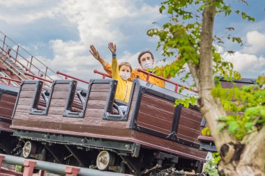 Baba ve oğul, COVID-19 Coronavirüs sırasında hız treninde tıbbi maske takıyor.