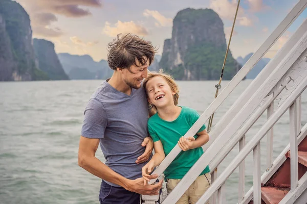 Padre e figlio viaggiatori è in viaggio in barca a Halong Bay. Vietnam. Viaggio in Asia, emozione felicità, concetto di vacanza estiva. Viaggiare con il concetto di bambini. Dopo il COVID 19. Mare pittoresco — Foto Stock