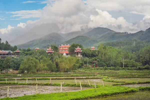 Temple bouddhiste Chua Nam Hai surplombant les champs de riz dans les monts Da Nang du Vietnam — Photo