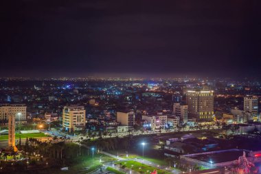 Gece aydınlatan şehrin altında parıldayan mimari Da Nang, Vietnam 'da şehri daha canlı kılıyor.