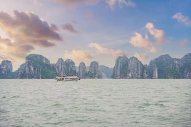 Resimli deniz manzarası. Ha Long Körfezi, Vietnam