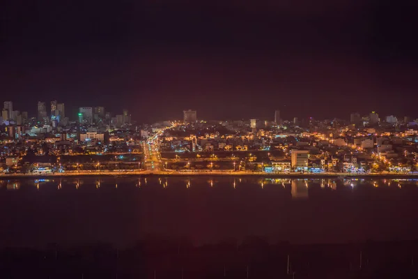 De architectuur schittert onder de nachtverlichte stad maakt de stad levendiger in Da Nang, Vietnam — Stockfoto