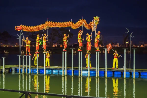 Da Nang, Vietnam, 25 december 2020: Acrobaten voeren leeuwendansshow uit tijdens danswedstrijden ter gelegenheid van de Chinese nieuwjaarsviering — Stockfoto