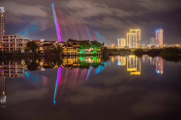 La arquitectura que brilla bajo la ciudad iluminada por la noche hace que la ciudad sea más vibrante en Da Nang, Vietnam —  Fotos de Stock
