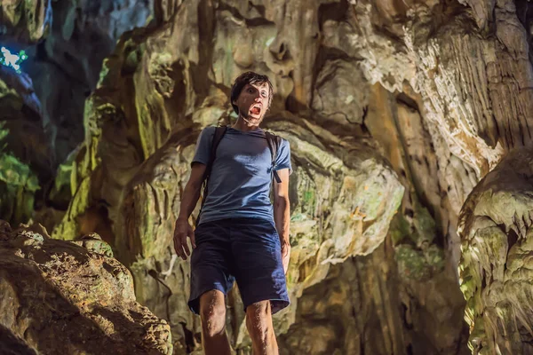 Hombre turista en Hang Sung Sot Gruta Cueva de las Sorpresas, Bahía de Halong, Vietnam — Foto de Stock