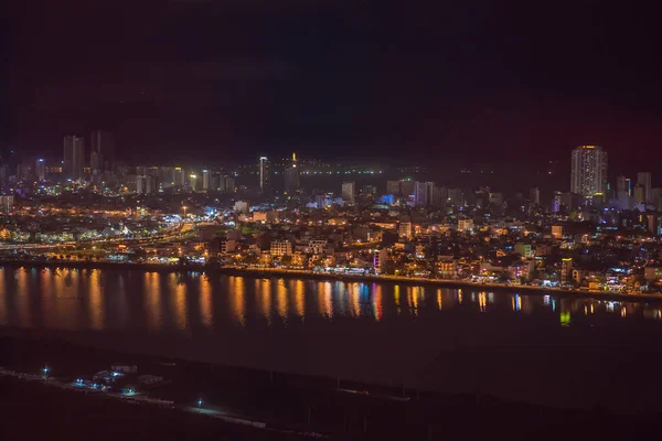 夜の街の下で輝く建築物は、ベトナムのダナンで街をより活気にさせます — ストック写真