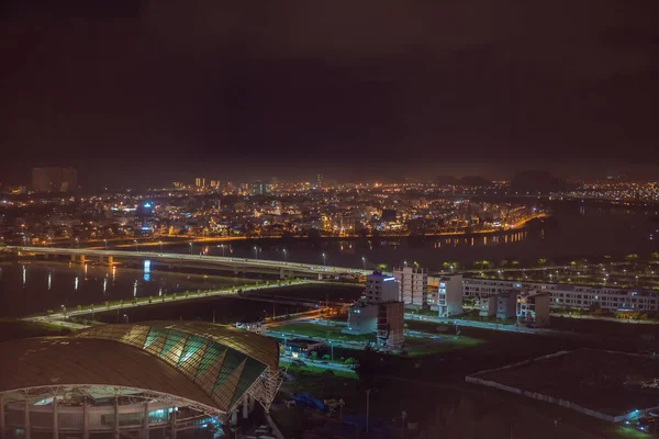 La arquitectura que brilla bajo la ciudad iluminada por la noche hace que la ciudad sea más vibrante en Da Nang, Vietnam —  Fotos de Stock