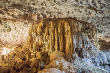 Hang Sung Sot Grotto Sürpriz Mağarası, Halong Körfezi, Vietnam